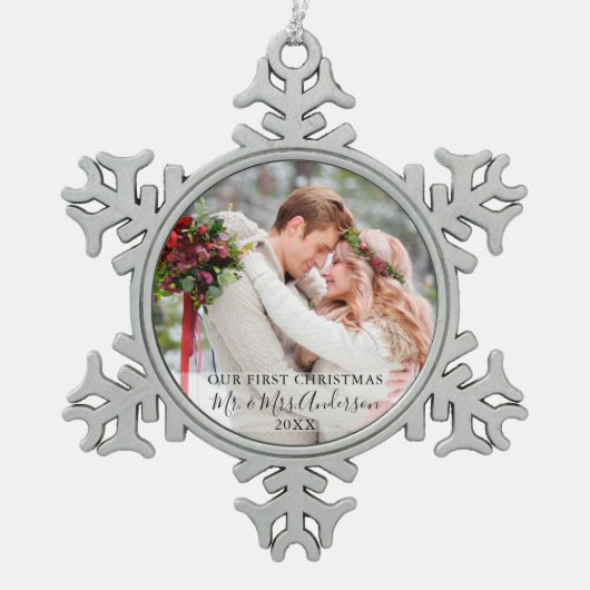 スタイリッシュ初めてのクリスマスの写真の名前のスクリプト スノーフレークピューターオーナメント (正面)