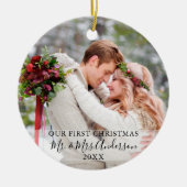 スタイリッシュ初めてのクリスマスの写真の名前のスクリプト セラミックオーナメント (正面)
