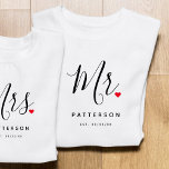 スタイリッシュ氏カスタム名・日付結婚名 Tシャツ<br><div class="desc">新郎のための完璧な贈り物は、おもしろいとモダンデザインは、可愛い小さな赤い愛のハートがフルスタイリッシュにタイポグラフィの台本"Mr."を備えてストップい。デザインはあなたの姓と確立された日付でパーソナライズする簡単であり、あなたの特別な日から完璧な記念になる。</div>