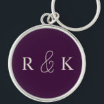 スタイリッシュ結婚連モノグラムの対 キーホルダー<br><div class="desc">スタイリッシュモノグラムのパーソナライズされたエレガントキーチェインは濃厚な濃い紫の背景に軽いベージュのイニシャルを搭載。カップルに最適カスタムで、カップルのイニシャルを追加する今。</div>