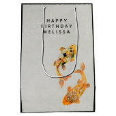 スタイリッシュ金ゴールドコイ魚誕生日 ミディアムペーパーバッグ (裏面)
