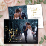 スタイリッシュ金ゴールドスクリプト2写真結婚のサンキューカード サンキューカード<br><div class="desc">Boho モダンシックエレガント金ゴールド書道ス結婚クリプトの2写真サンキューカード。手スタイリッシュ感謝していレタリングのタイポグラフィスクリプトで文字とフロントでフル垂直の写真のテンプレート結婚は、写真ののフォントを交換し、の反対側の1つ(1)の写真とプレメッセージを特集してお洒落"ありがとう"と前面に完全な垂直の写真。2枚の写真が入った両面カード。簡単にあなたの名前とメッセージ感謝していをパーソナライズする。ノートもしを手書きしたい場合は、サンプル文字を削除して宇宙を増やす。おもしし救済まは合わせ品連絡が欲しい！</div>