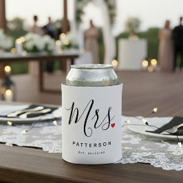 スタイリッシュ Mrs. カスタム苗字と日付の結婚式 缶クーラー