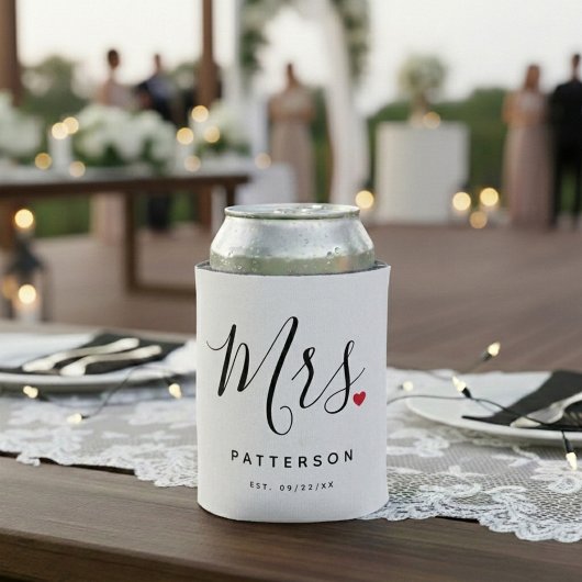 スタイリッシュ Mrs. カスタム苗字と日付の結婚式 缶クーラー