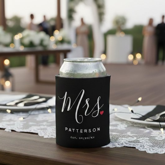 スタイリッシュ Mrs. カスタム苗字と日付の結婚式 缶クーラー