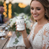 スタイリッシュ Mrs. カスタム苗字と日付の結婚式 缶クーラー