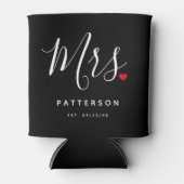 スタイリッシュ Mrs. カスタム苗字と日付の結婚式 缶クーラー (正面)