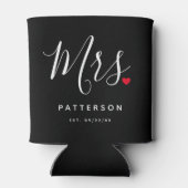スタイリッシュ Mrs. カスタム苗字と日付の結婚式 缶クーラー (裏面)