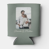 スタイリッシュSage Green書道の写パーソナライズされた真 缶クーラー (正面)