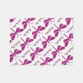 スタイル化トンボのピンクの名前の毛布パターン(の模様が)ある布 フリースブランケット (正面(横))