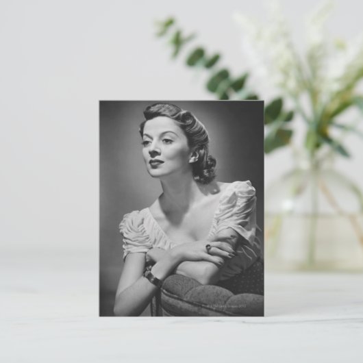 スタジオでポーズをとる女性 ポストカード (スタンド正面)