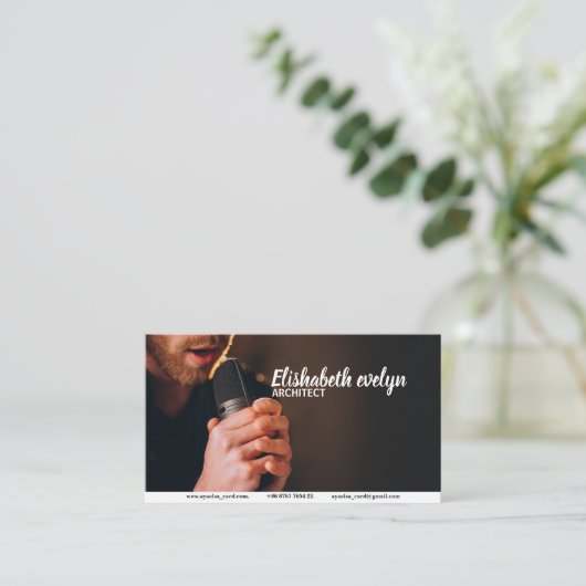 スタジオでマイクを歌う歌手 名刺 (スタンド正面)