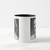 スタジオで提起している女の子 マグカップ (中央)