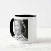 スタジオで提起している女の子 マグカップ (正面左)