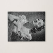 スタジオで提起している女性 ジグソーパズル (横)