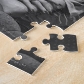 スタジオで提起している女性 ジグソーパズル (側面)