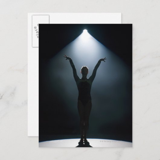 スタジオのスポットライトを浴びて演技する女性体操選手 ポストカード (正面/裏面)