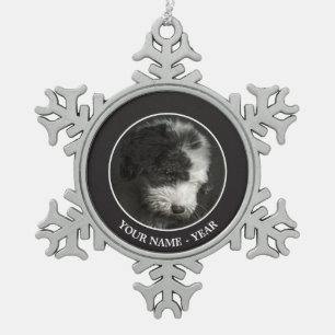 スタジオのBobtail子犬のポートレート スノーフレークピューターオーナメント
