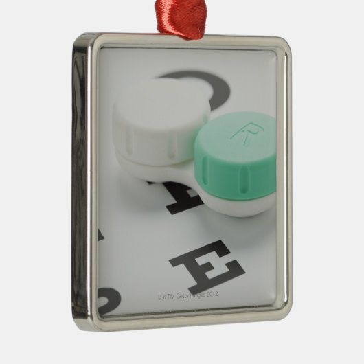 スタジオは視力検査表のコンタクトレンズの箱の撃ちました メタルオーナメント (右)