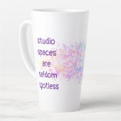 「スタジオ宇宙はめったに見えない」アーティスト カフェラテマグ (左アングル)