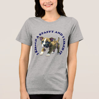 スタッフィーの子犬にキスをした トライブレンドTシャツ
