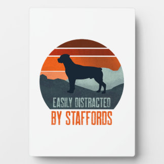 スタッフォードの犬の散歩に簡単に気を取られる フォトプラーク