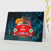 スタッフォードシャー犬が怖い車を運転するハロウィン カード (黄色い花)