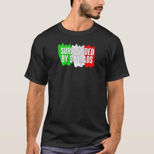 スタントおもしろいイタリアンス・イタリア国旗に囲まれて Tシャツ (正面)