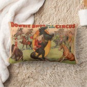 スタントをしている多くの馬を示すサーカスのポスター。 ランバークッション (ブランケット)