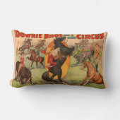 スタントをしている多くの馬を示すサーカスのポスター。 ランバークッション (正面)