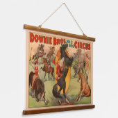スタントをしている多くの馬を示すサーカスのポスター。 吊り下げ型タペストリー (傾斜あり)