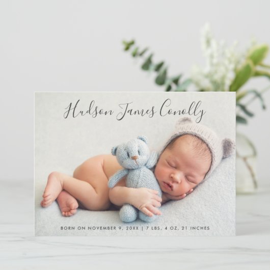 スタンドアウト名モダンスクリプト男の赤ちゃんフォト誕生 案内状 (スタンド正面)