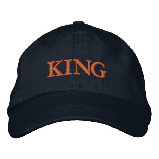 スタンドアウトKINGテキスト調節可能ネイビーハット快適 刺繍入りキャップ (正面)