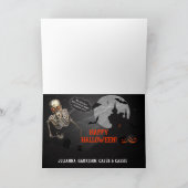 スタンドアップコメディアンのスケルトンのジョークのハロウィーン カード (内部)