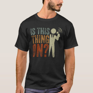 スタンドアップコメディアンマイク1の上の事 Tシャツ