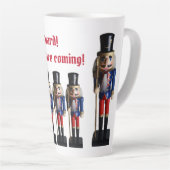 スタンドガードナットクラッカーホリデー カフェラテマグ (右アングル)