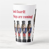 スタンドガードナットクラッカーホリデー カフェラテマグ (正面)