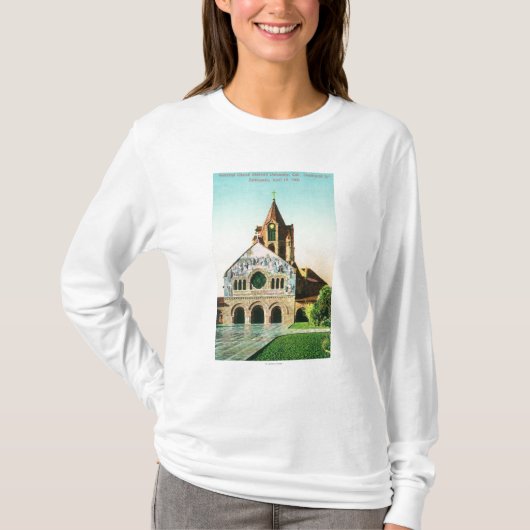 スタンフォードUの記念教会の外観 Tシャツ (正面)