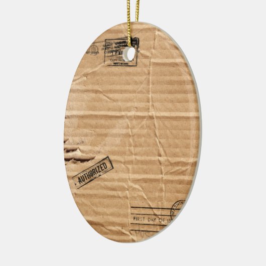 スタンプおよび汚れが付いているブラウンの古い傷つけられたボール紙 セラミックオーナメント (左)