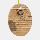 スタンプおよび汚れが付いているブラウンの古い傷つけられたボール紙 セラミックオーナメント (裏面)