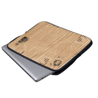 スタンプおよび汚れが付いているブラウンの古い傷つけられたボール紙 ラップトップスリーブ