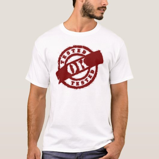 スタンプによってテストされる良い赤 Tシャツ (正面)