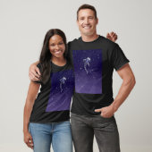 スターイーター - ダークブルーからパープルへの宇宙 Tシャツ (ユニセックス)
