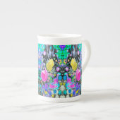 スターガザーリリー、バラとピンクハイビスカスコラージュ ボーンチャイナマグカップ (正面右)