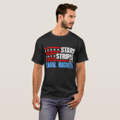 スターストライプズと平等な権利の愛国心を持つJuの4番目 Tシャツ (正面フル)