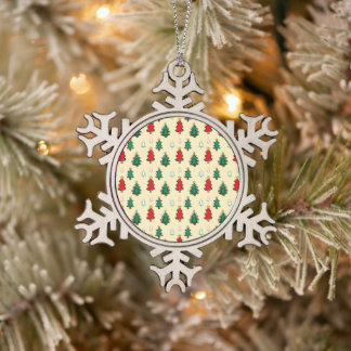 スタートッパーのシームレスなパターンを持つクリスマスツリー スノーフレークピューターオーナメント
