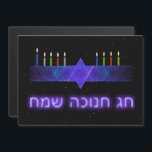 スターバー(ユダヤ教)メノラー<br><div class="desc">紫と青のフラクタル画像で、中央にMagen David(Star of David)がChanukkah(ユダヤ教)メノラーとして描かれている。ろうそくに火がついた。星空の背景に。</div>