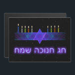 スターバー（ユダヤ教）メノラー<br><div class="desc">紫と青のフラクタル画像で、中央にMagen David(Star of David)がChanukkah（ユダヤ教）メノラーとして描かれている。ろうそくに火がついた。星空の背景に。</div>