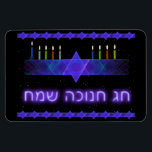 スターバー（ユダヤ教）メノラー マグネット<br><div class="desc">紫と青のフラクタル画像で、中央にMagen David(Star of David)がChanukkah（ユダヤ教）メノラーとして描かれている。モチーフを上下に繰り返縁どす。ろうそくに火がついた。文字には「チャウカサマ」（ハッピーチャヌカハ）が登場白熱［赤熱］光を放つする。星空の背景に全て。</div>