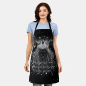 スターライトライオンウィズクラウンモノグラム引用文 エプロン (着用した状態)